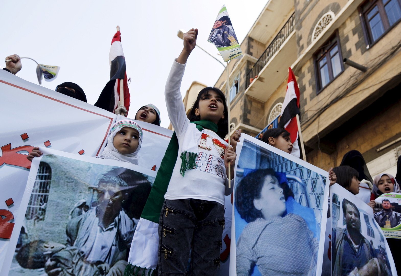 Petites filles dans une manifestation contre les bombardements des forces coalisées à Sanaa
