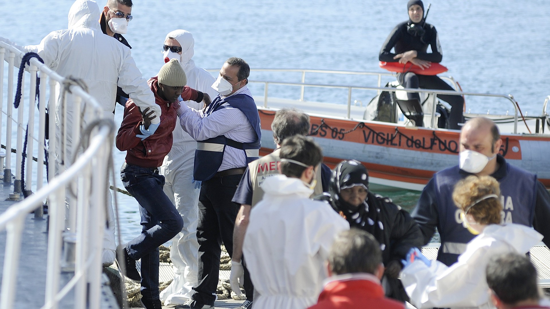 Naufrage D’un Bateau Rempli D’immigrés Près De La Libye, Une Opération ...