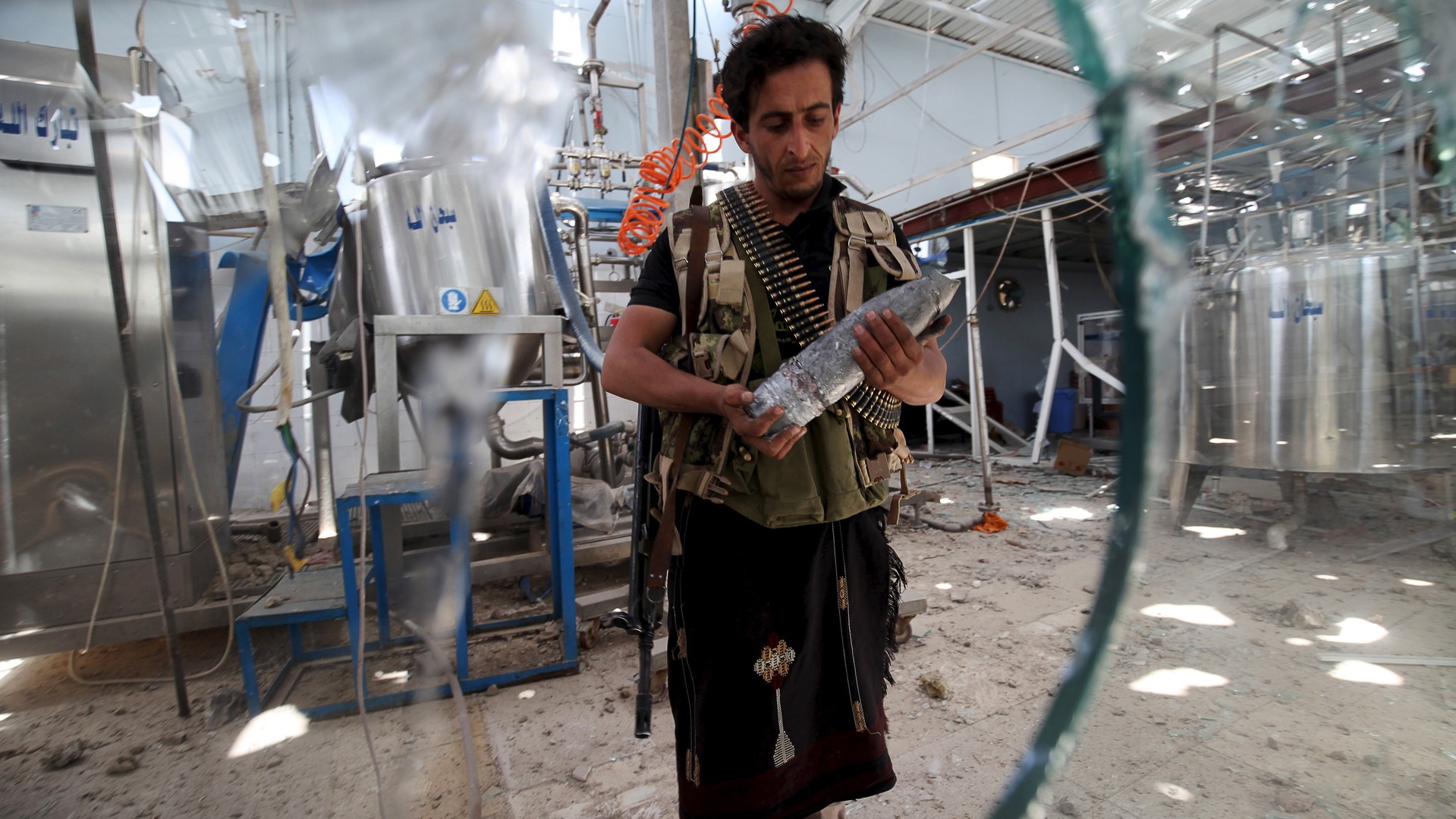 Un gardien regarde un obus d'artillerie dans une usine de Sanaa 