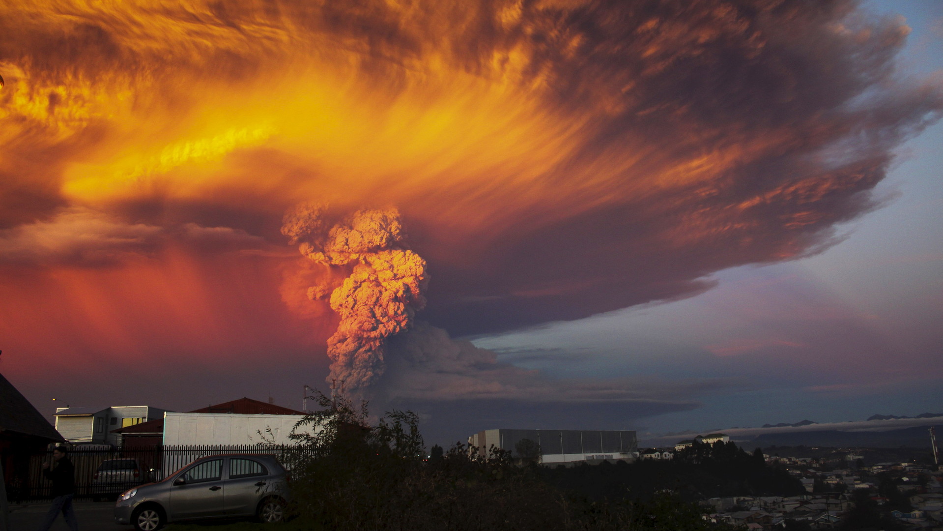 Nuage de fumée et de cendre en provenance du volcan Calbuco 