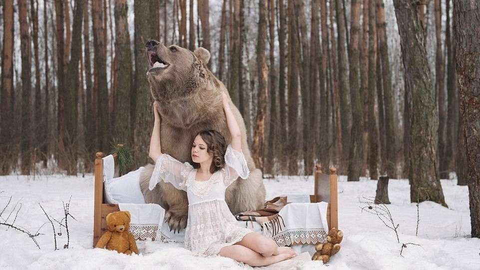 Cajoler un ours de 650 kg dans la neige et en maillot de bain ? Des mannequins russes l’ont fait !