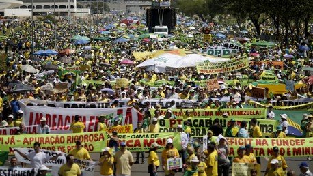 Les Brésiliens dans la rue pour exiger le départ de la présidente Dilma Rousseff (VIDEO)