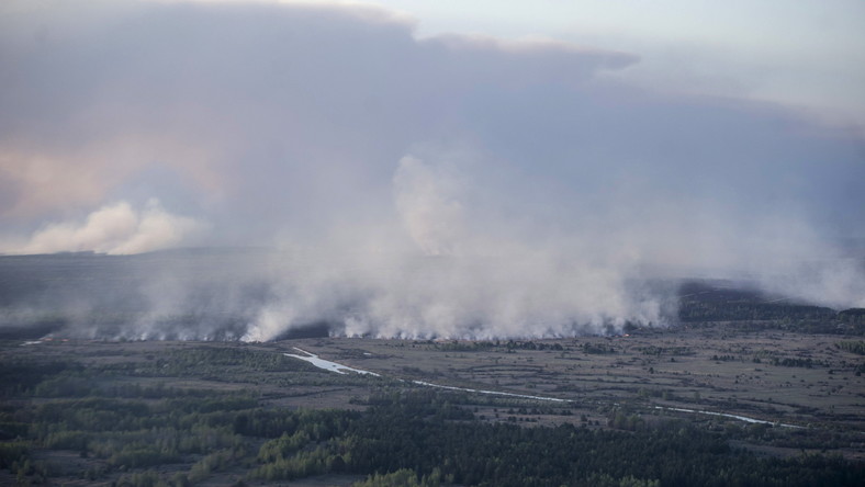 Les feux de forêt à Tchernobyl ont été éteints, un nuage de fumée persiste