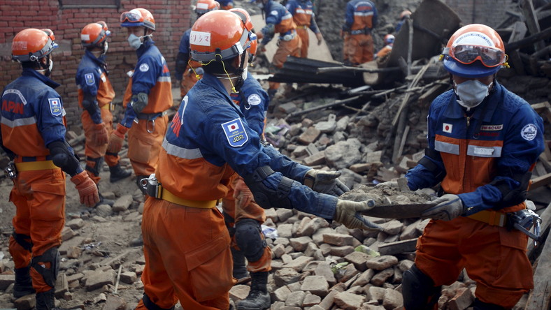 Une semaine après le séisme, le Népal en détresse continue à compter ses morts