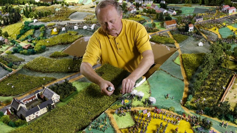 Un passionné termine une maquette de la bataille de Waterloo après 40 ans de travail