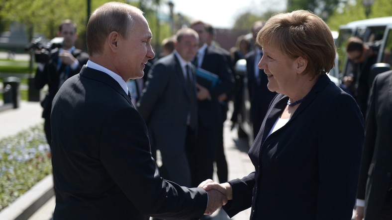 Angela Merkel rend hommage aux soldats soviétiques tombés pendant la Seconde Guerre mondiale