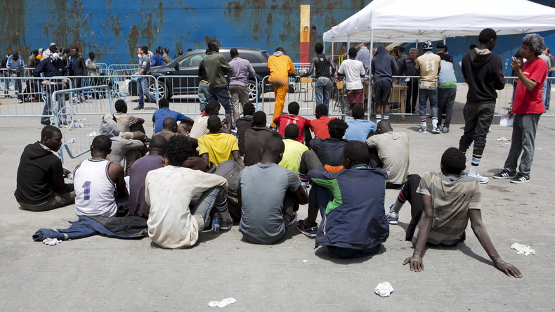 De la contrefaçon au service des migrants : des chaussures italiennes offertes aux étrangers