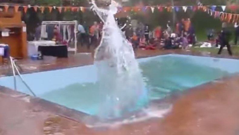 Un plouf sismique : tsunami dans une piscine à Katmandou à la suite du séisme