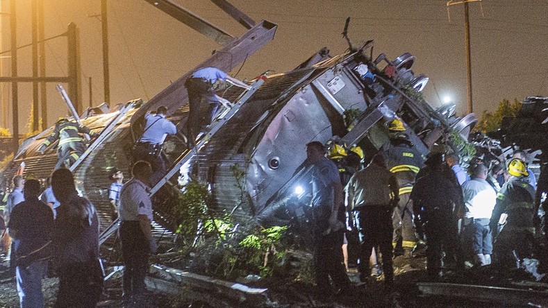 Cinq morts, plus de 50 blessés dans le déraillement d’un train Amtrack à Philadelphie