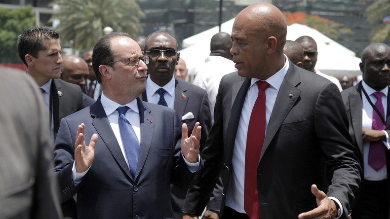 Violences et gaz lacrymogènes, cocktail de bienvenue à Haïti pour François Hollande