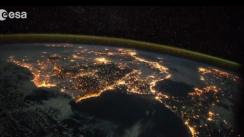 Une vidéo incroyable montre la Terre, «veilleuse» de l’espace