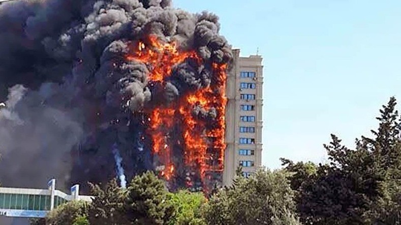 Un incendie gigantesque dévore un immeuble à Bakou, 16 morts rapportés (VIDEO)