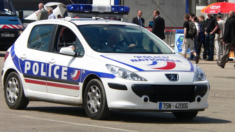 Un adolescent rom roué de coups à Paris