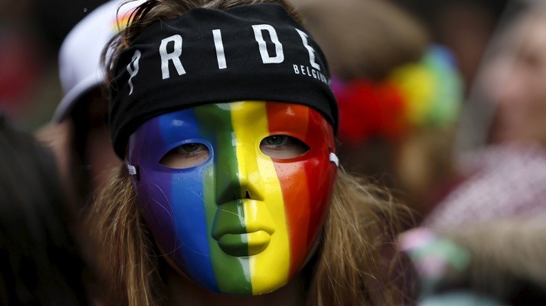 Le FN qualifie d'«homophobe» l'affiche d'une association gay