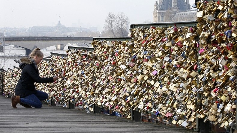 Sur le pont des Arts, les cadenas de l'amour ne riment plus avec toujours
