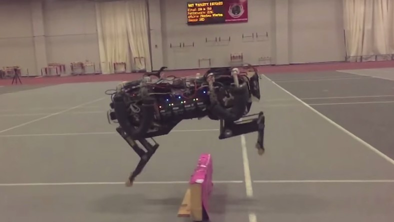 Un robot qui peut sauter des obstacles !