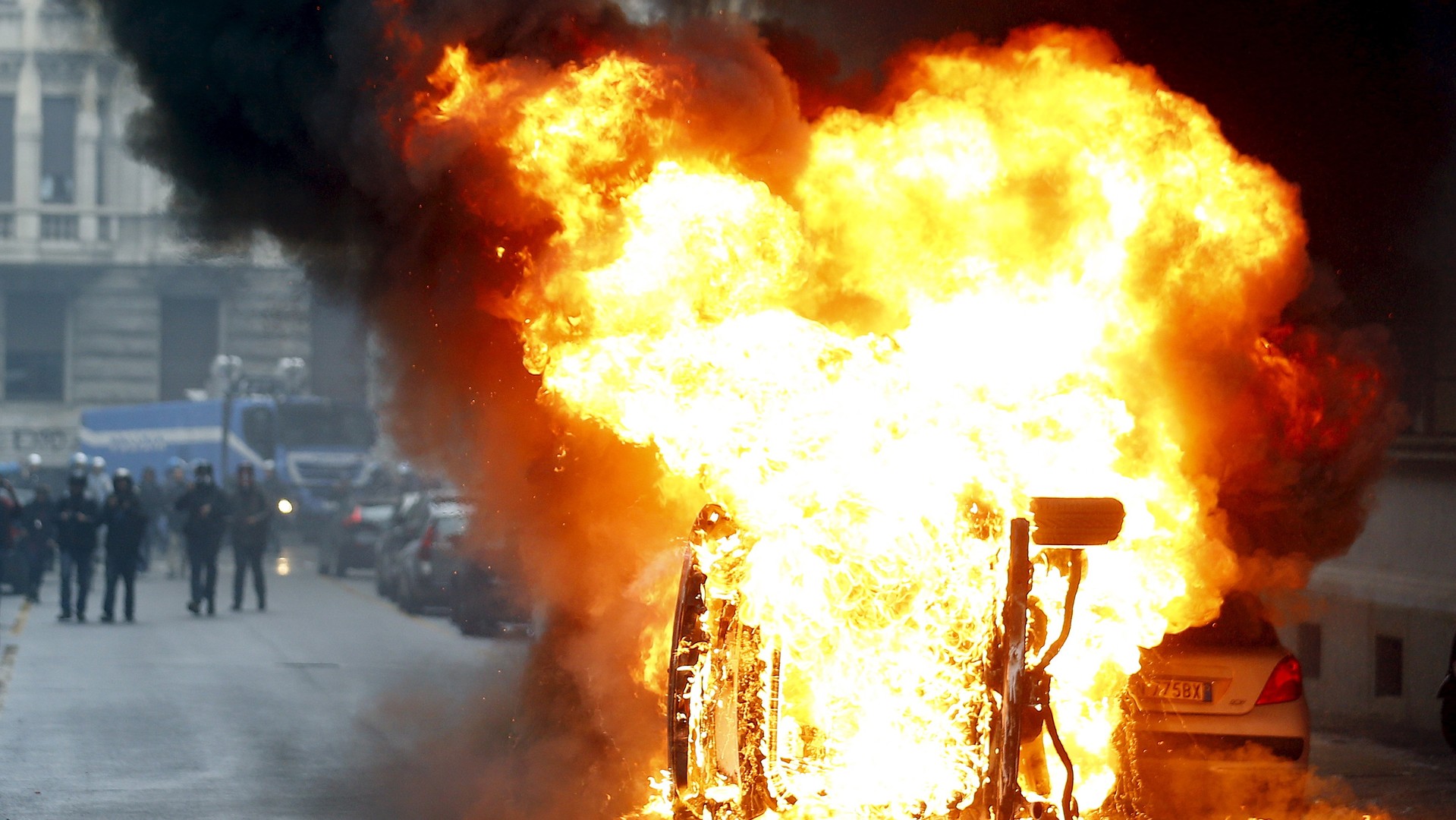  Voitures incendiées par les militants au cours d'une manifestation anti-Expo universelle