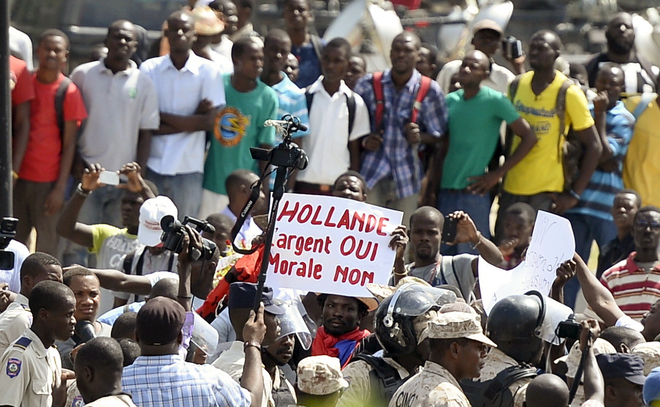 Violences et gaz lacrymogènes, cocktail de bienvenue à Haïti pour François Hollande