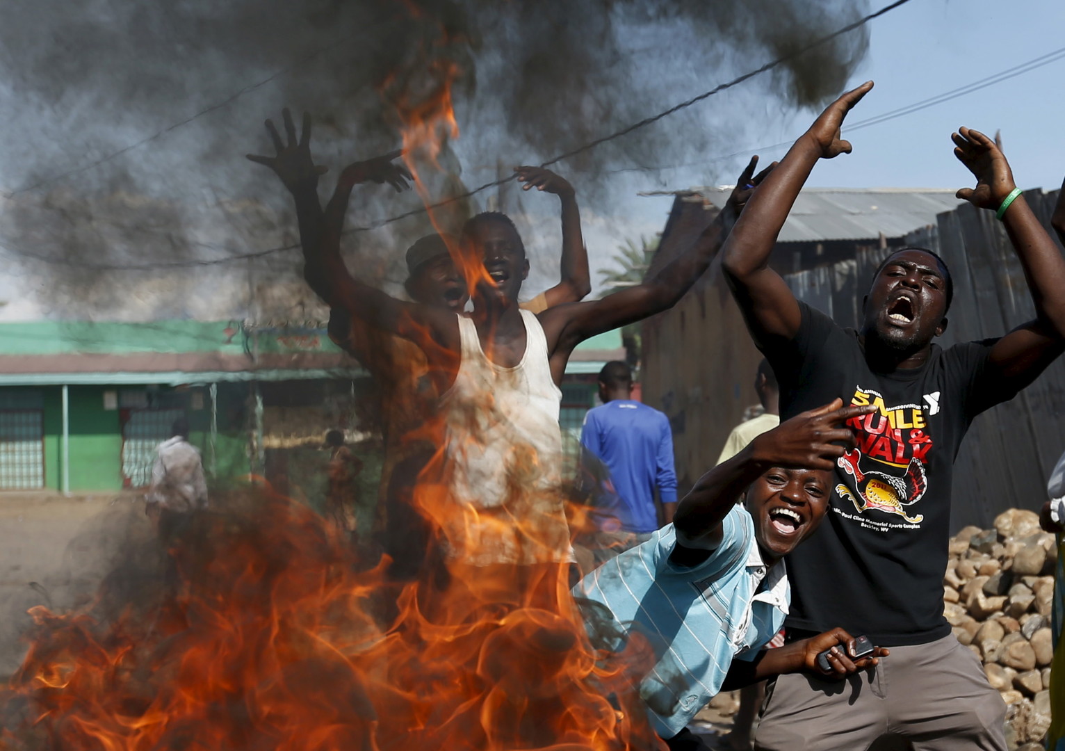 Des protestataires scandent des slogans devant une barricade à Bujumbura