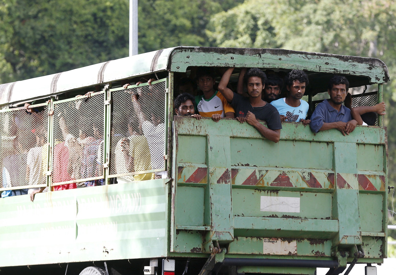 Les immigrants Rohinyga et bangalais sont transportés vers les bateaux pour aller en Malaisie 