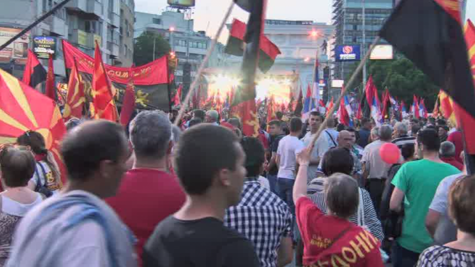 «On ne se rend pas !» : des milliers de macédoniens sont dans la rue pour soutenir leur gouvernement