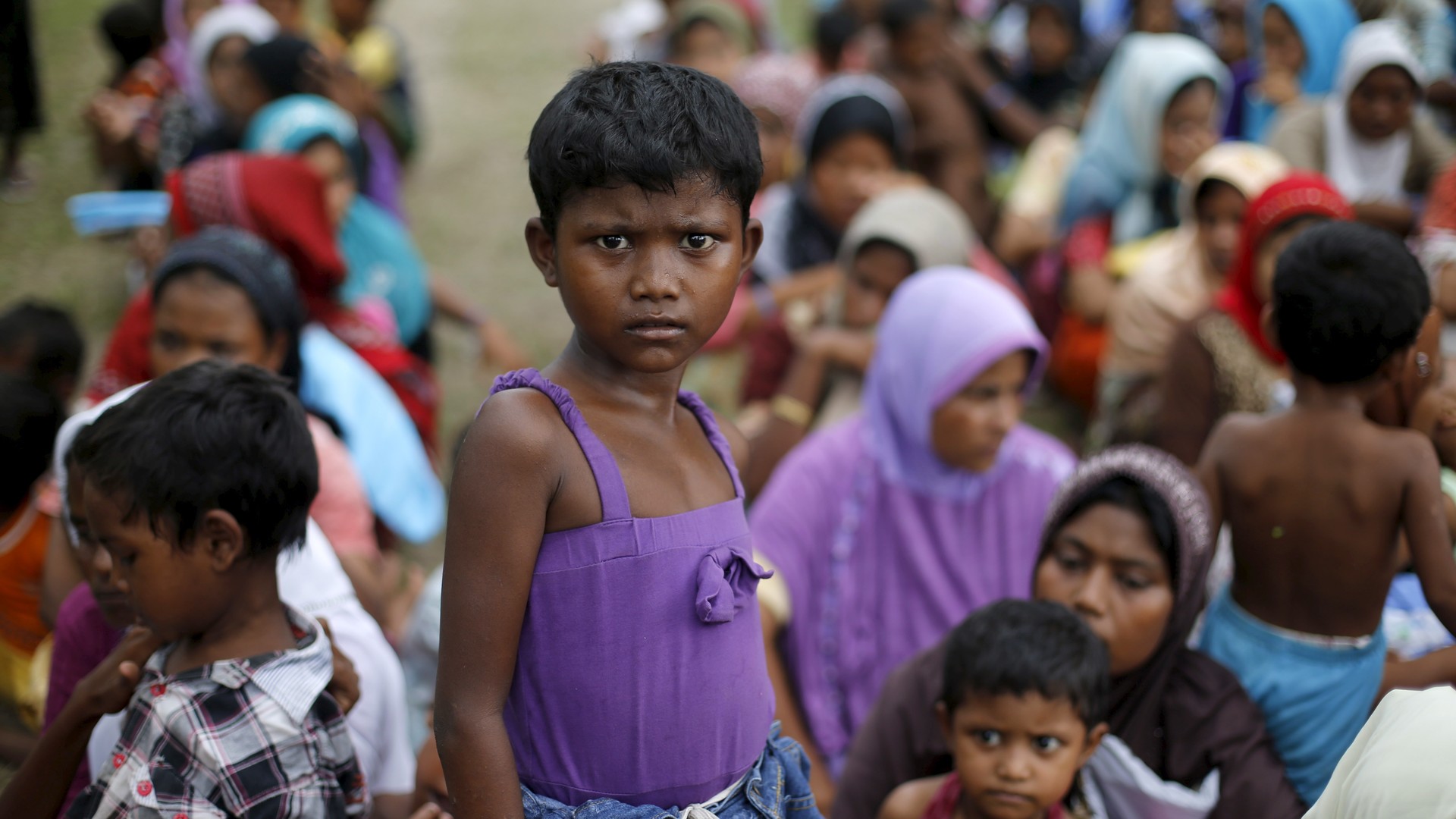 Prise de photos d’enfants pour identification dans un camp de réfugiés en Indonésie 