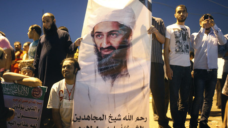 Des manifestants qui tiennent un portrait d'Oussama ben Laden