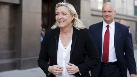 Marine Le Pen sortant d'une réunion à la Douma d'Etat à Moscou, 26 mai