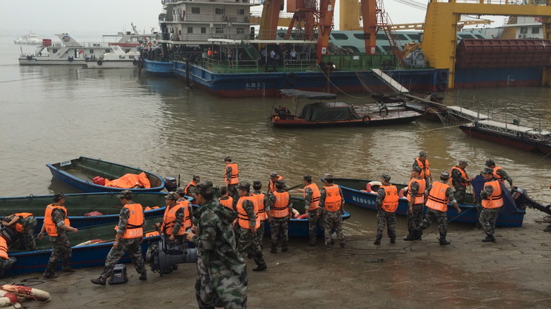Un navire à passagers avec plus de 450 personnes à bord a coulé dans une rivière chinoise
