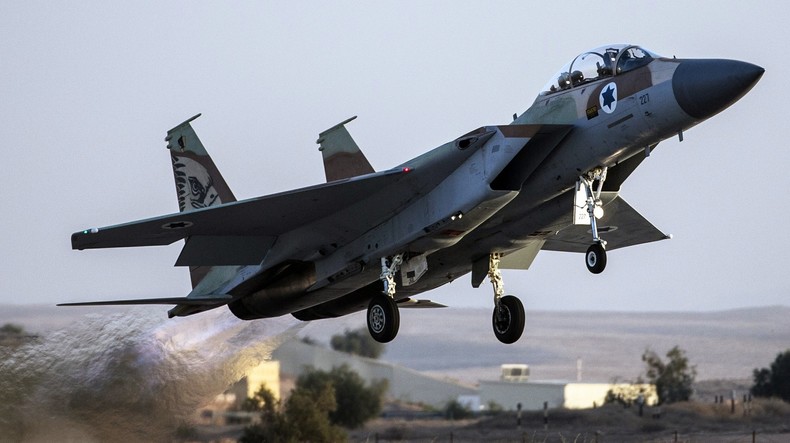 Israël bombarde Gaza et ferme les points de passage en réponse à des tirs de roquettes