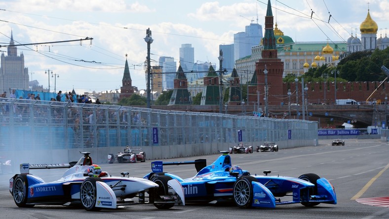 Passer au vert : les pilotes de Formule E circulent près du Kremlin à 250 km/h
