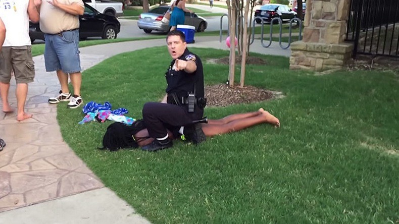 Indignation publique contre la violence des policiers texans envers les adolescents noirs