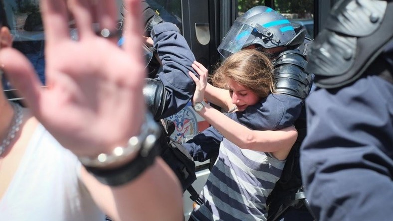 La police française ferme sans ménagement les camps de migrants parisiens (VIDEO)