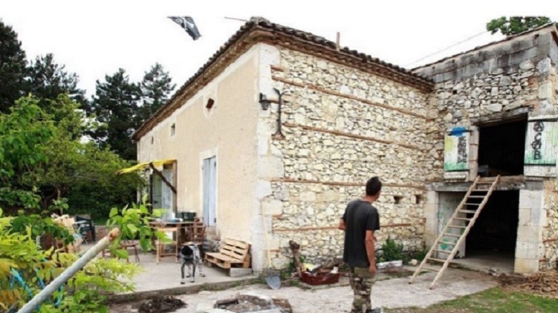 Les zadistes d'Agen expulsés de la bergerie, mais toujours sur le site !