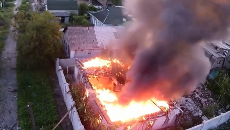 Une énième salve d’artillerie ukrainienne cause des incendies à Donetsk (VIDEO)