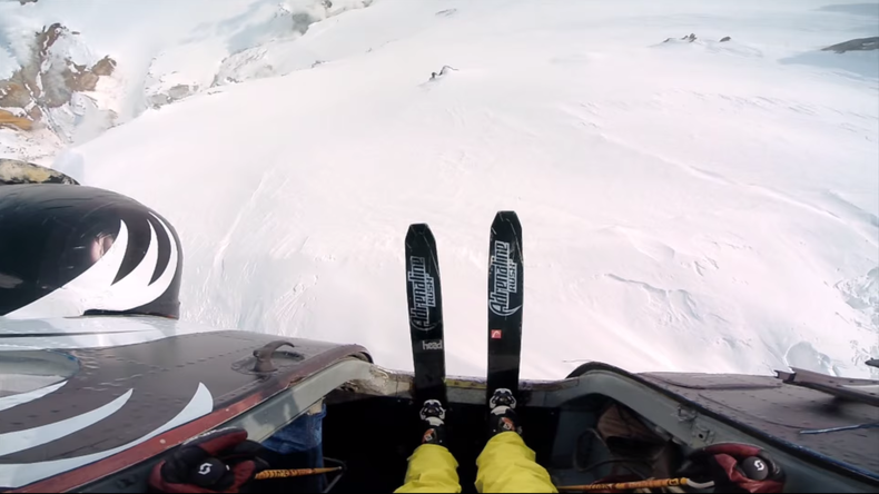 Un skieur saute dans un volcan depuis un hélicoptère (VIDEO)
