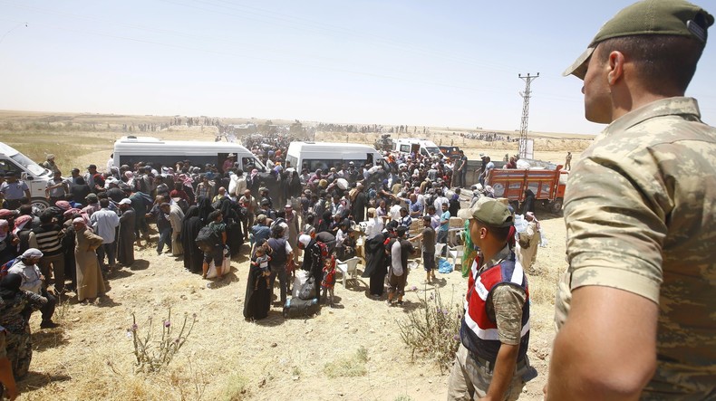 Les garde-frontières turcs repoussent les réfugiés syriens à coups de canons à eau