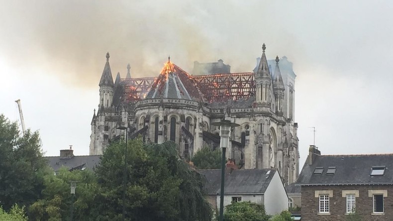 L’incendie de la basilique de Saint-Donatien et Saint-Rogatien à Nantes est maitrisé (PHOTOS, VIDEO)