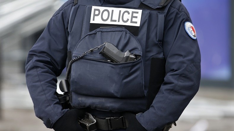 La police gaze des chauffeurs de taxi à la Bastille (VIDEO)