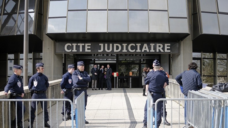 Evry : 61 cambriolages à motivation raciale, 15 mois de prison