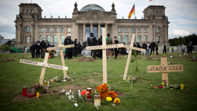 «Les frontières tuent»: de fausses tombes en hommage aux réfugiés à Berlin