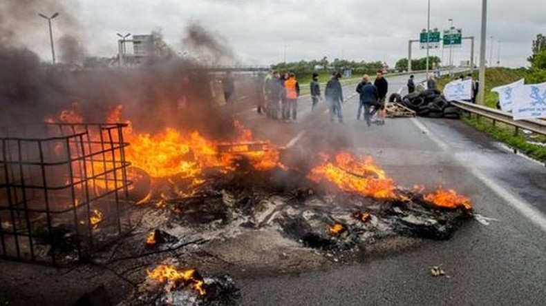 Calais en plein chaos : la détresse des migrants s'ajoute à la colère des marins
