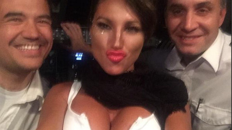 Quand le décolleté décolle, deux pilotes virés pour un selfie
