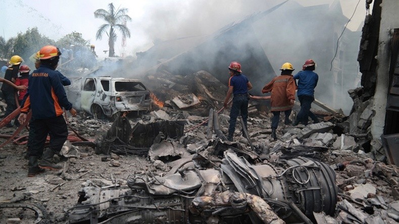 Indonésie : 113 personnes se trouvaient à bord de l'avion lors du crash à Medan (VIDEO)