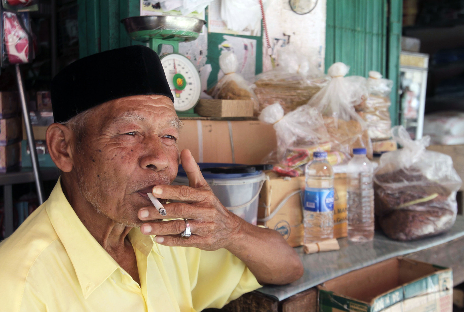 Indonésie : en réponse aux paquets de cigarettes «neutres» du vin français «sans étiquette» 