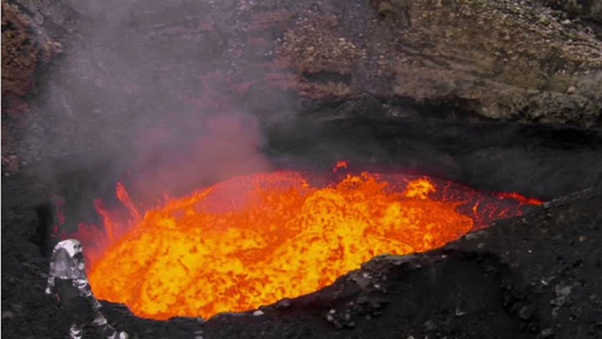 Feux de l’enfer : le cinéaste Sam Crossman est descendu dans le cratère du volcan Marum (VIDEO)