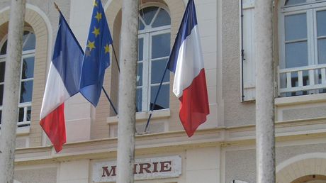 Des militants de Debout La France «empruntent» 8 drapeaux européens en Côte-d'Or