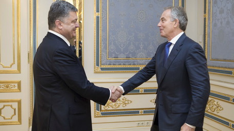 L'ex-Premier ministre britannique Tony Blair et le président ukrainien Petro Porochenko