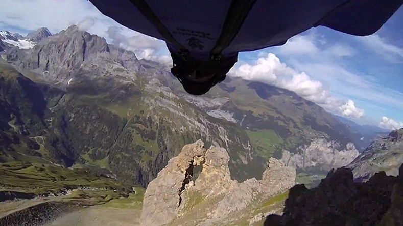 Un pilote en wingsuit effectue «le base jump le plus fou de l’histoire» (VIDEO)