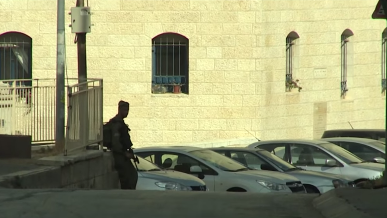 Maison divisée : Israéliens et Palestiniens vivent sous le même toit, séparés par un mur de briques